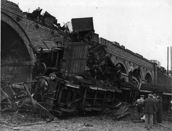 Train wreckage at Oakley viaduct 1949